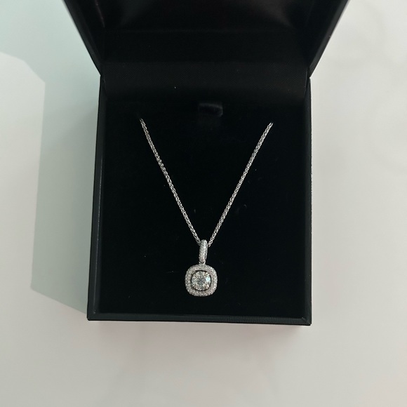 Jewelry - Halo pendant necklace
